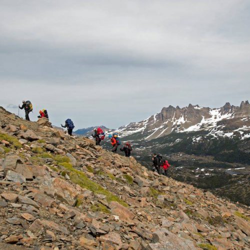 Grupo haciendo Trekking