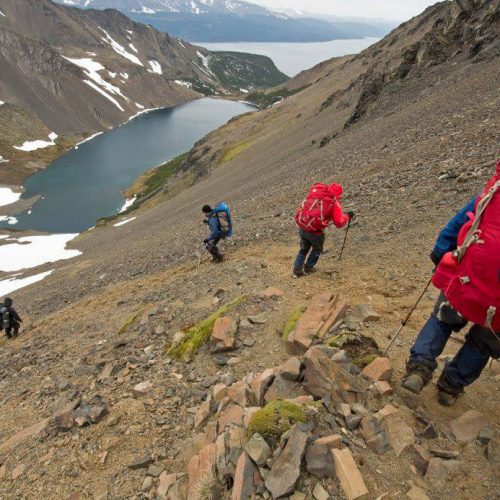 Grupo haciendo Trekking