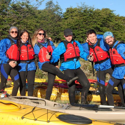 Grupo de personas haciendo kayak