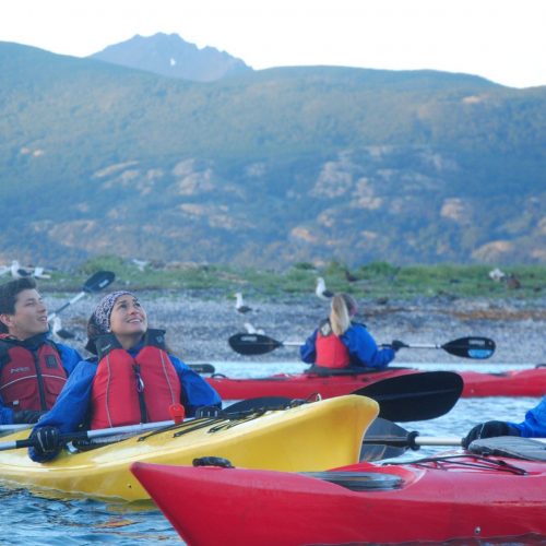 Grupo de personas haciendo kayak