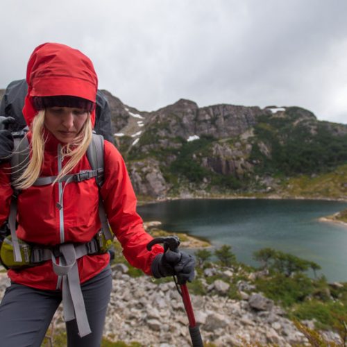 Mujer haciendo trekking