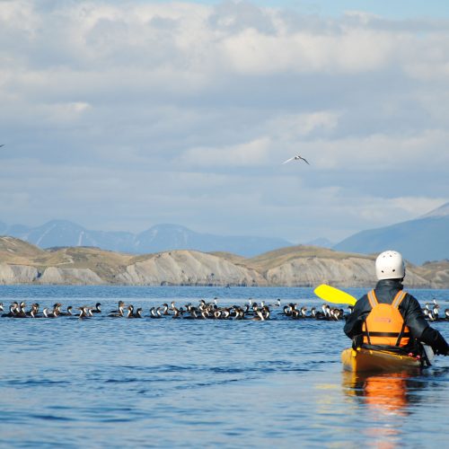 Hombre haciendo kayak