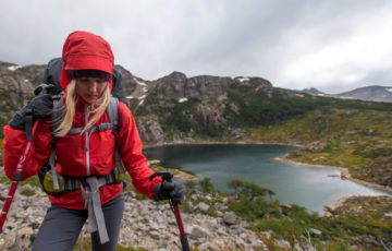 Mujer haciendo trekking