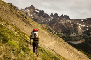 Hombre haciendo Trekking